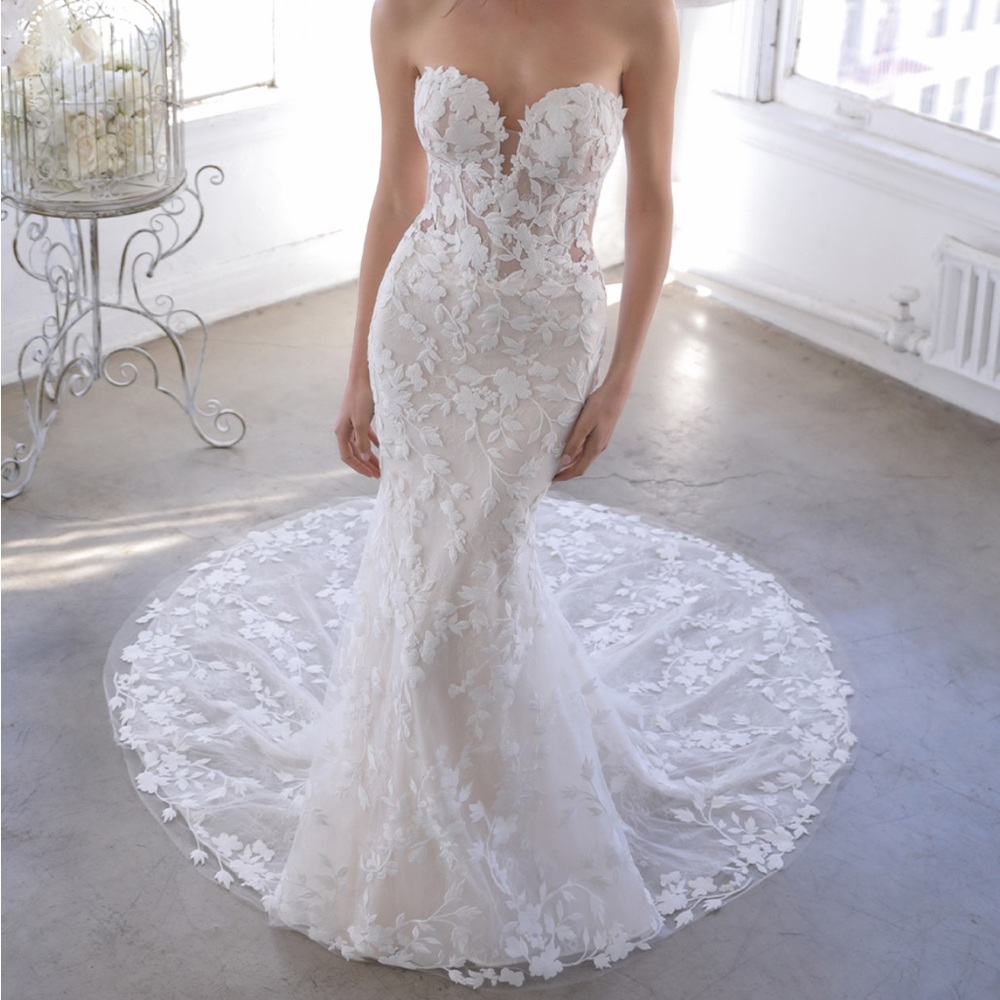 Elegant Ivory Lace Strapless Wedding Dress